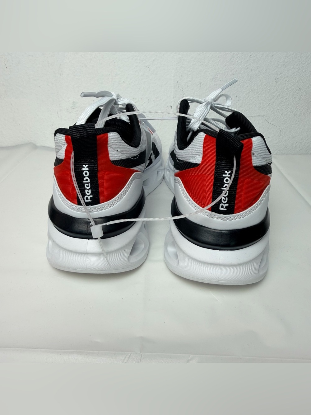 Reebok kids White Black Red Running Shoes size 4 - Picture 7 of 8